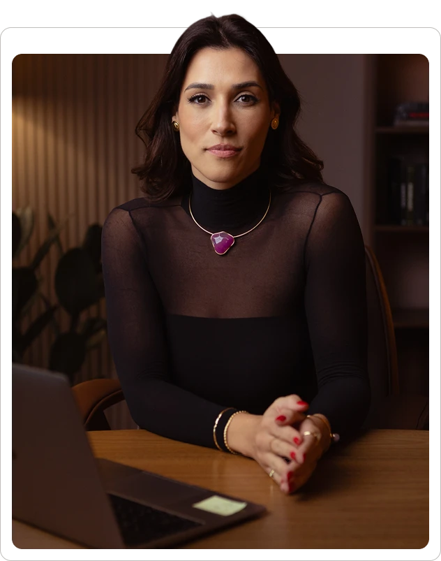Daiane Stragliotto sentada à mesa