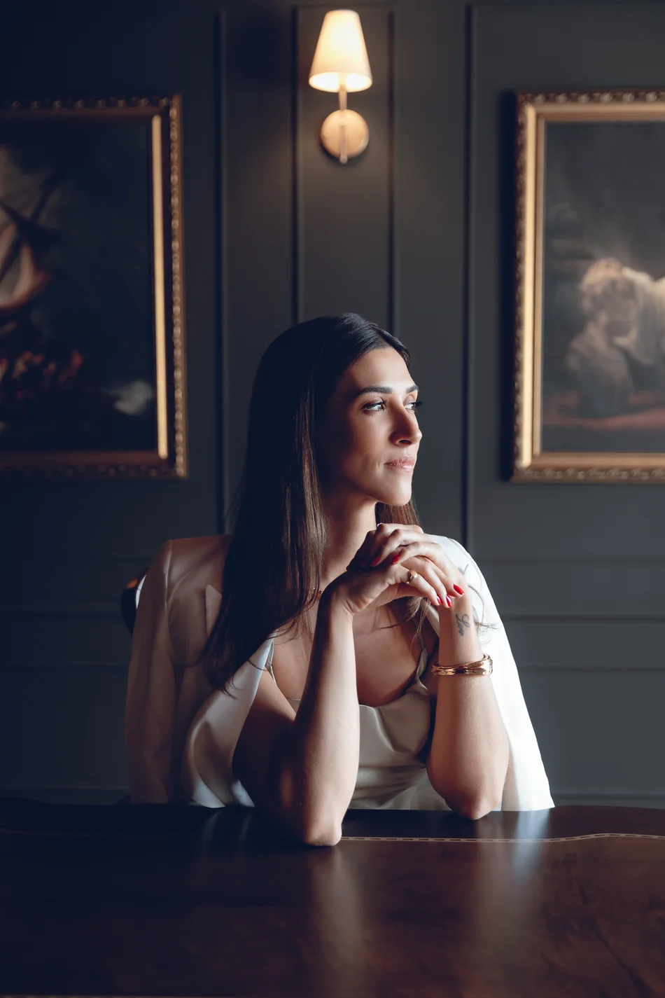 Daiane Stragliotto olhando pela janela